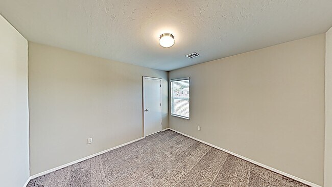Building Photo - *MOVE IN SPECIAL: 2nd Month's Rent FREE, C...