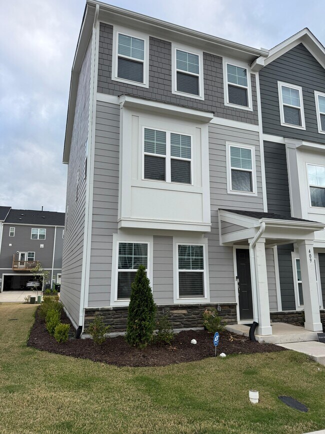 Building Photo - 409 Deercroft Dr