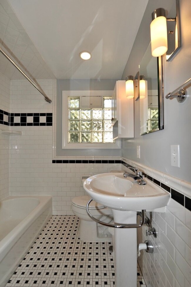 Building Photo - Charming 2 bed 1 bath bungalow with 2nd living room