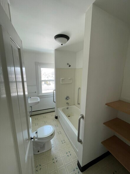 Upstairs Bath - 31 S Fayette St
