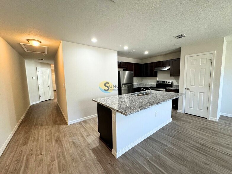 Building Photo - 7632 Mailes Ct