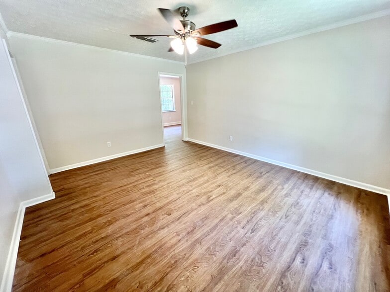 Living 2 - 2474 Barnes Crossing Rd