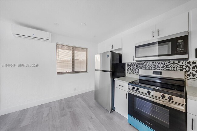 Building Photo - 920 NW 8th Ave