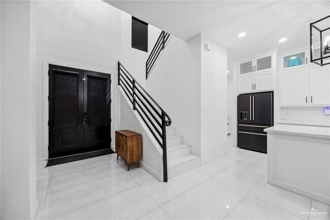 Building Photo - 1615 Lago Delton