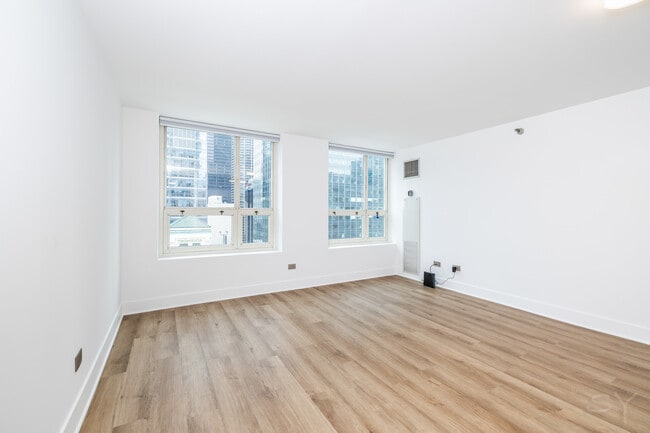 Building Photo - 345 N La Salle Dr