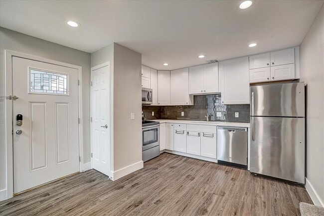 Building Photo - 935 La Posada Dr