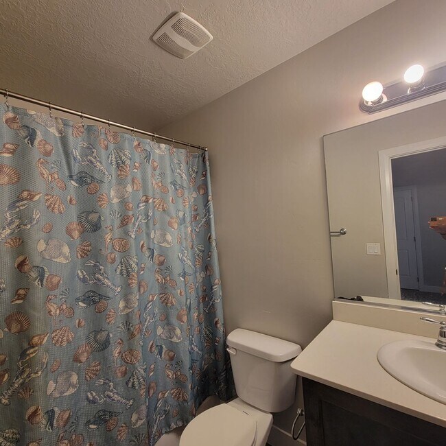 Building Photo - Spacious Modern Townhome