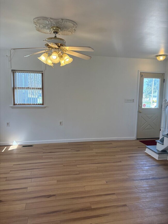 Building Photo - 1 Bedroom 1 Bath 2 Story Cottage-Suburban SD