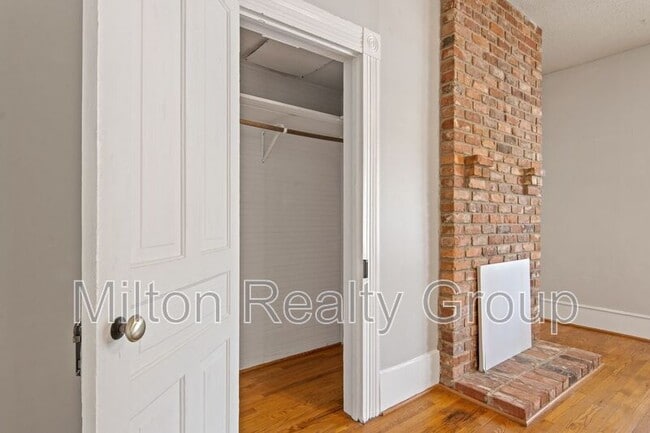 Building Photo - 106 W Ivey St