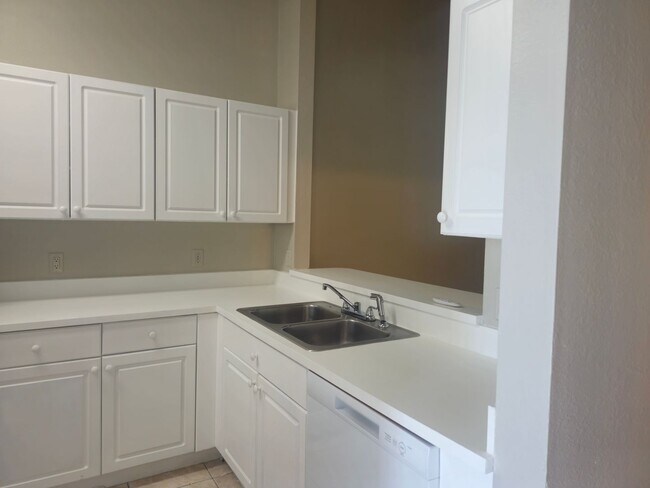 Building Photo - 2 bed 2 bath