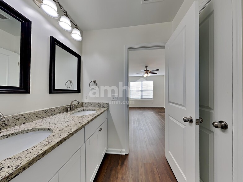 Building Photo - 405 Ridgedale Rd