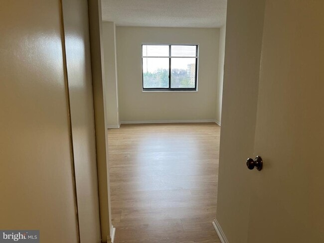 Building Photo - 15100 Interlachen Dr