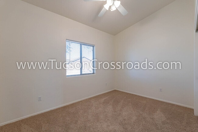Building Photo - 4 Bedroom / 2 Bathroom Home