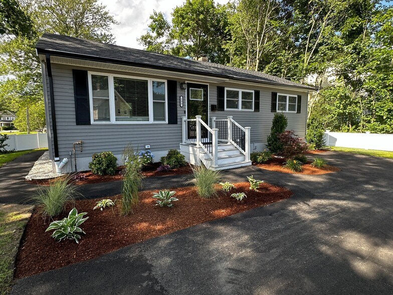 Front - 193 Beaver St