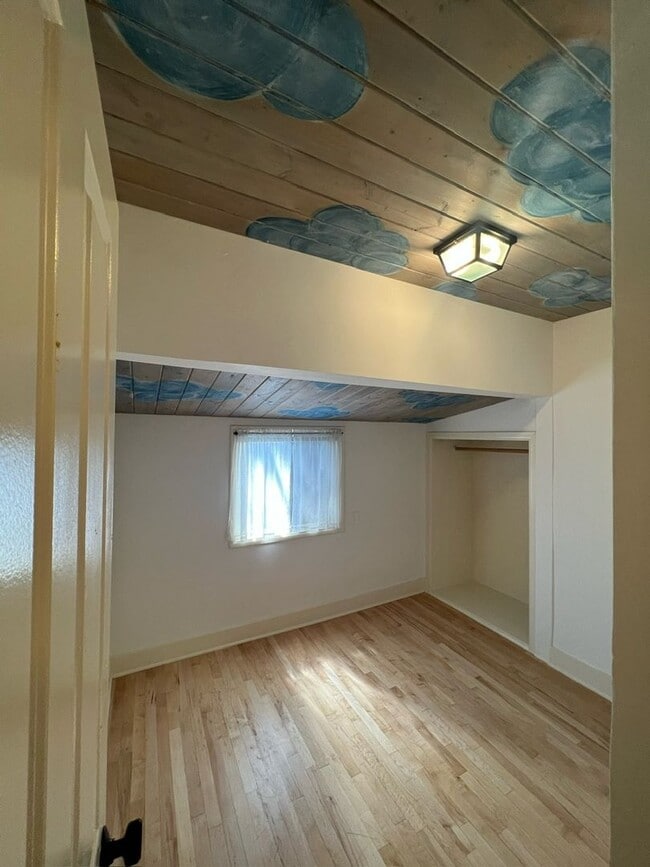 Building Photo - Walk to Campus From This Cute 2 Bedroom Back House