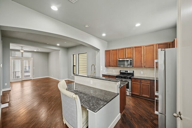 Building Photo - 1813 Dart St