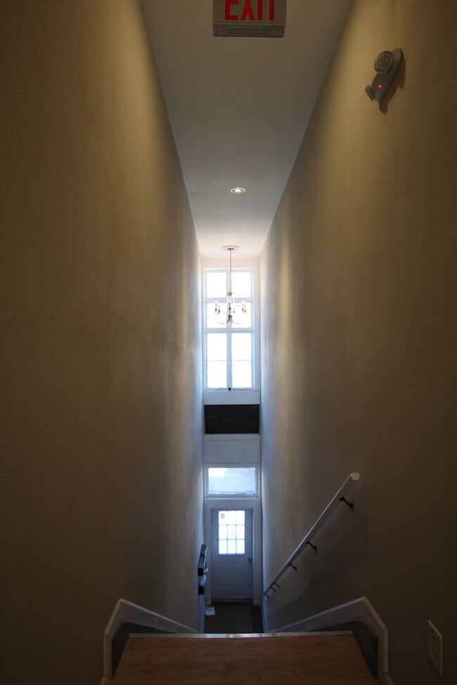 Building Photo - MODERN 2 Bedroom Available Now