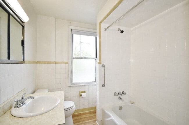 Building Photo - Charming 3-bedroom, 1-bathroom house locat...