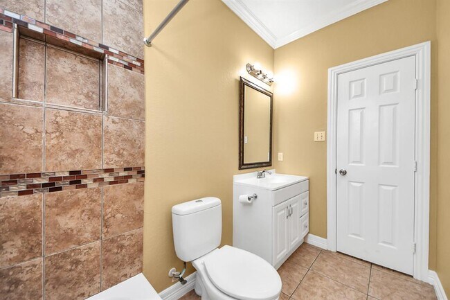 Building Photo - 11643 Antoine Dr