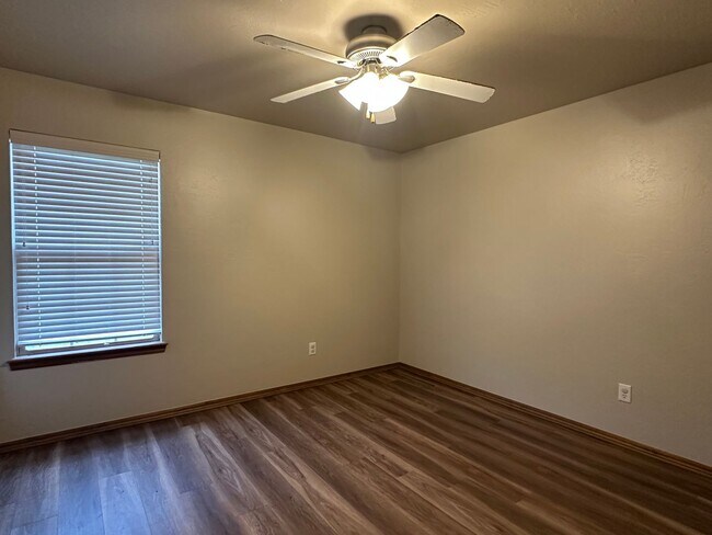 Building Photo - Charming 3 Bedroom, 2 Bathroom with Storm ...