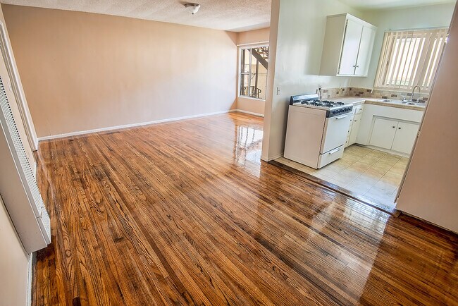 Building Photo - 917 Fedora St