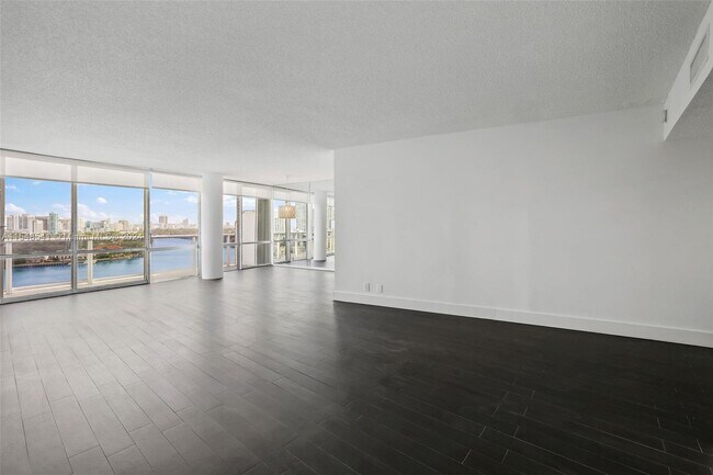 Building Photo - 900 Bay Dr