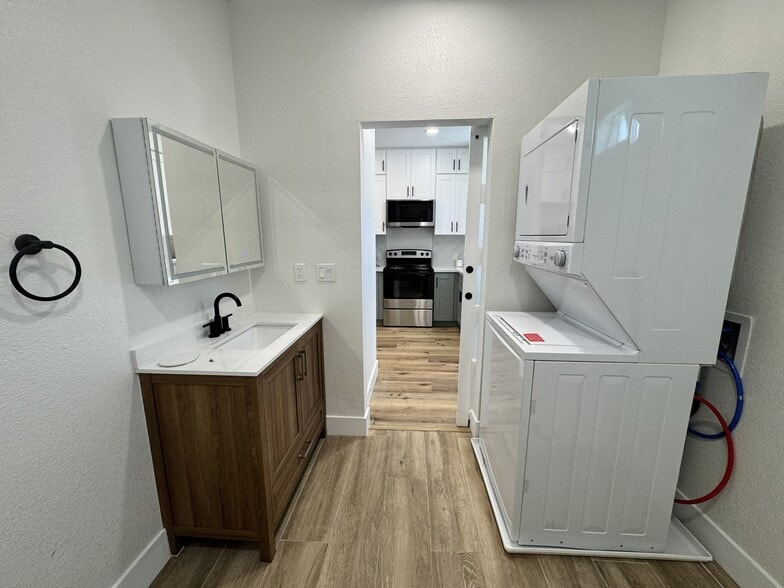 Building Photo - 1249 Center Ave