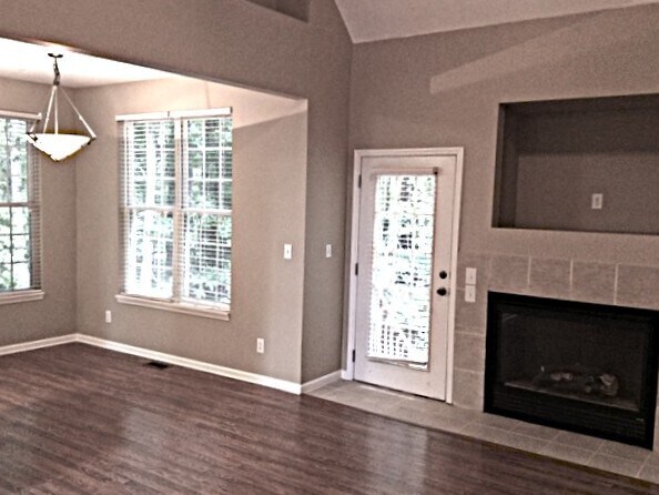 Building Photo - 8001 Lakeshore Dr