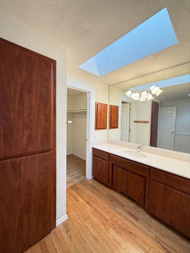 Building Photo - Immaculate 3 bedroom, 2 bath home in desirable Medford Neighborhood!