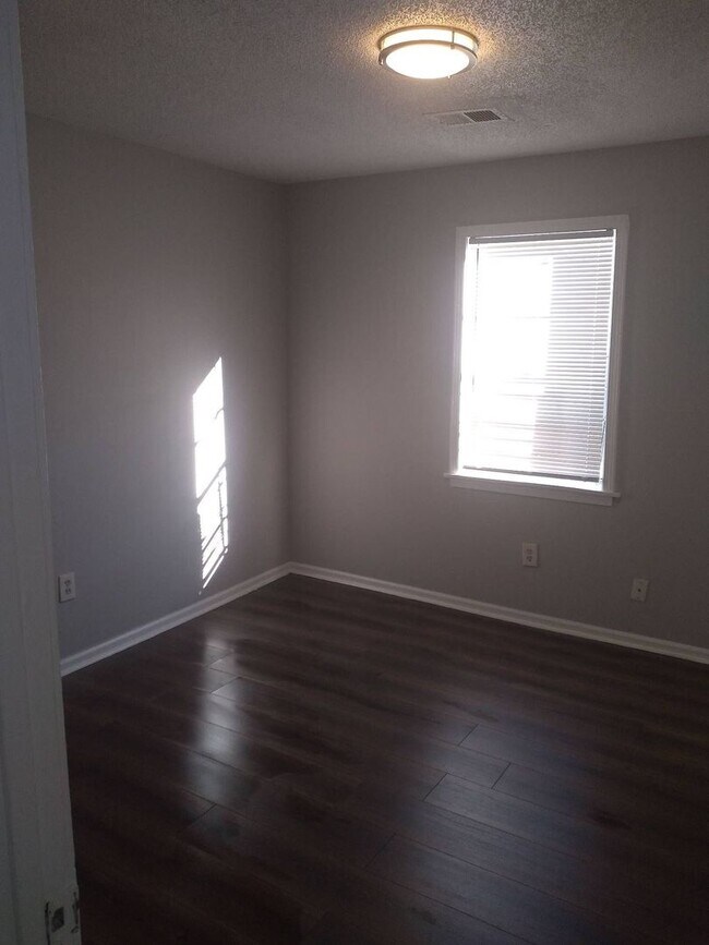 Building Photo - Spacious 3 bedroom 2 bath home