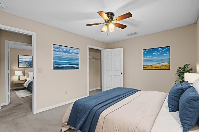 Building Photo - 2 bed 2 bath with a washer & dryer and all...