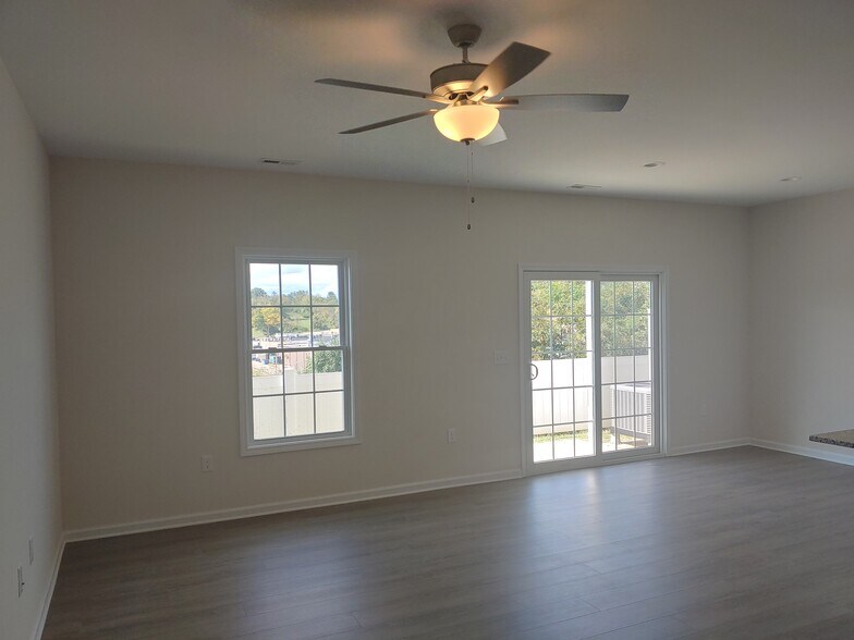 Open floor plan to rear entrance with patio - 6138 Warren Newcomb Dr