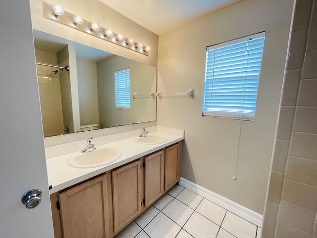 Building Photo - AMAZING HOME 3/2.5 on quiet cul-de-sac in East Orlando