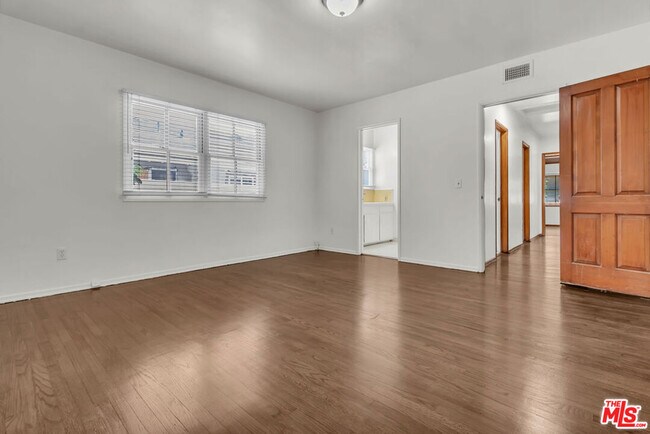 Building Photo - 9322 Lasaine Ave
