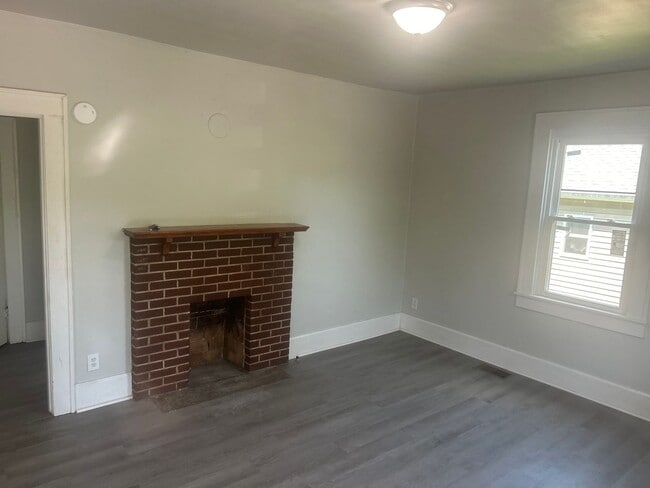 Building Photo - Adorable Two Bedroom One bath house!