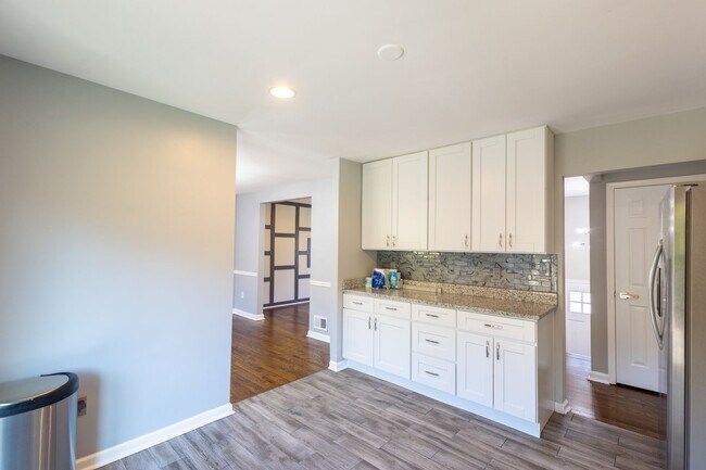 Building Photo - Amazing 5 BR/3 BA Single-Family Home in Te...