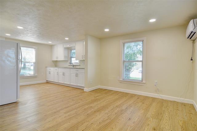 Building Photo - 300 Meadow Park Dr