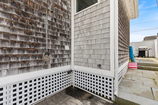 Building Photo - 176 Shore Rd