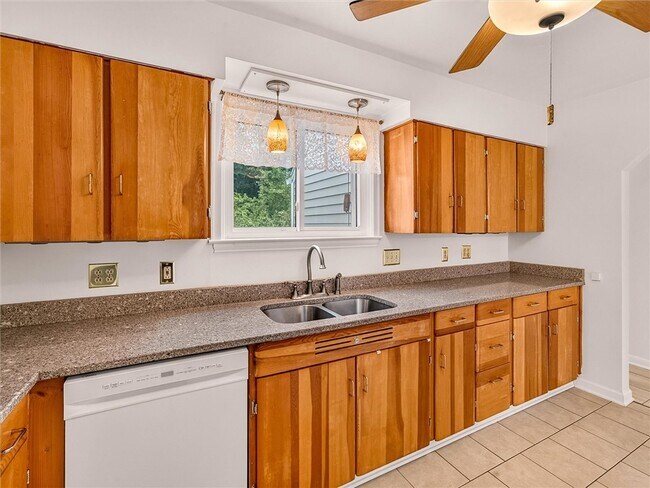 Building Photo - 82 Clovercrest Dr