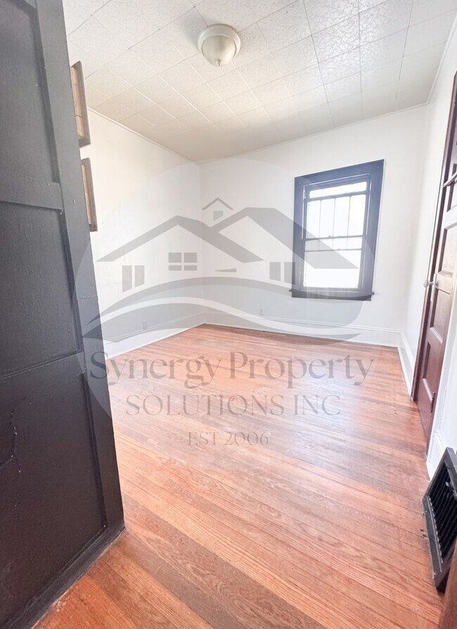 Building Photo - 2 Bedroom Available Now