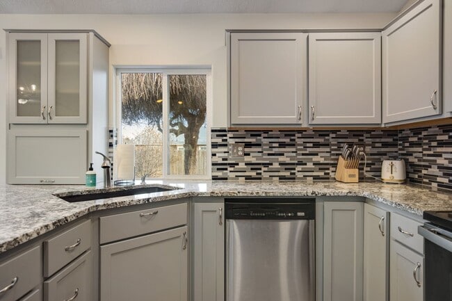 Building Photo - Furnished 3-Bedroom Home with Fenced Yard - Pet Friendly