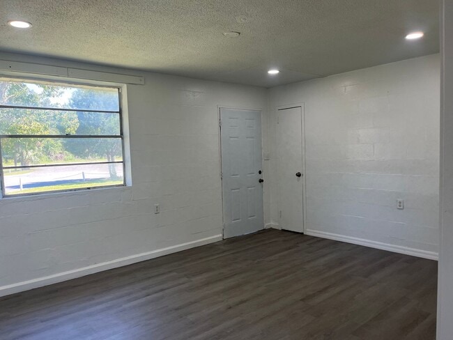 Building Photo - 815 McGee St NE