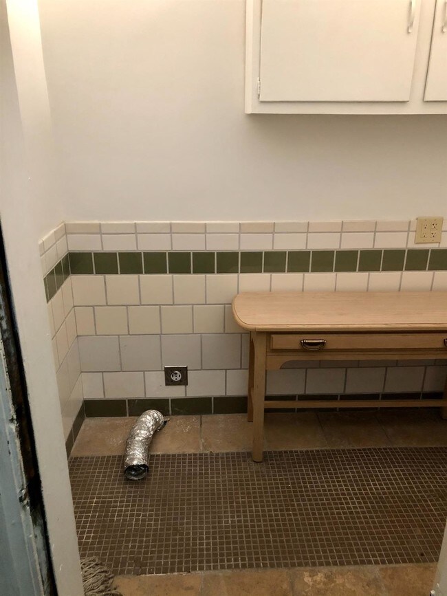 Building Photo - 521 N Broadway