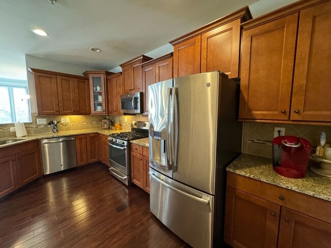 Building Photo - Stunning 3 Bed 2.5 Bath End Unit Townhome ...