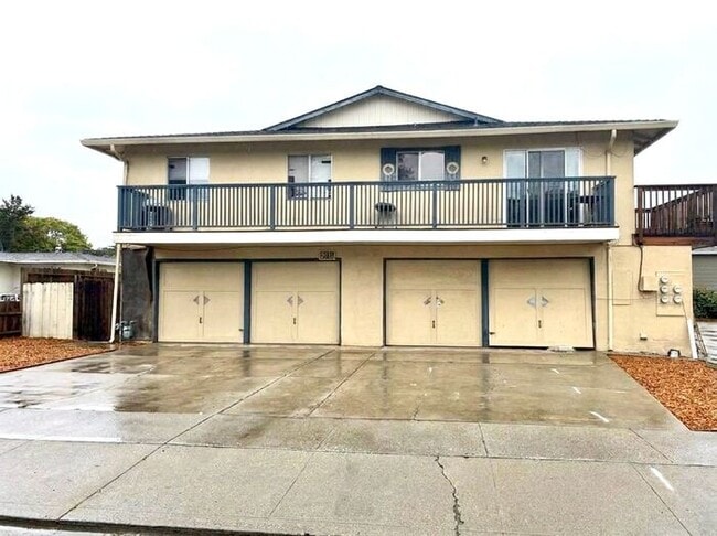 Building Photo - 2 Bedroom in Marina with Private Yard!