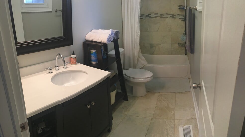 Building Photo - 1831 N Kimball Ave