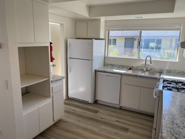 Building Photo - Spacious 4/2 condo available soon!