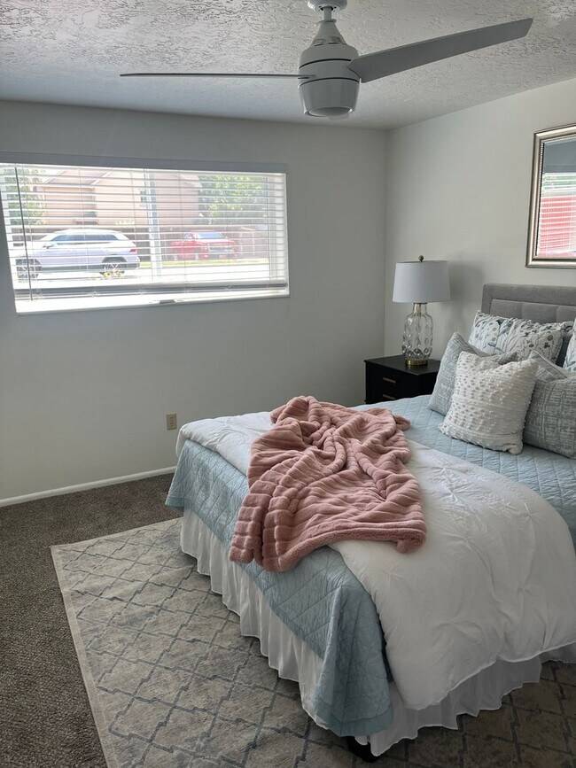 Building Photo - 2 Bedroom Condo at Greentree Condominiums!