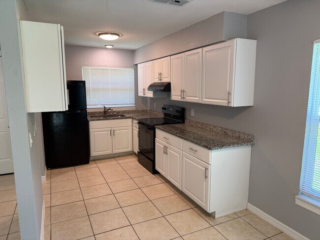 Building Photo - 2/1 in Groveland