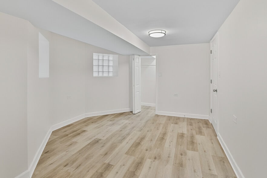 Building Photo - 1346 N Maplewood Ave